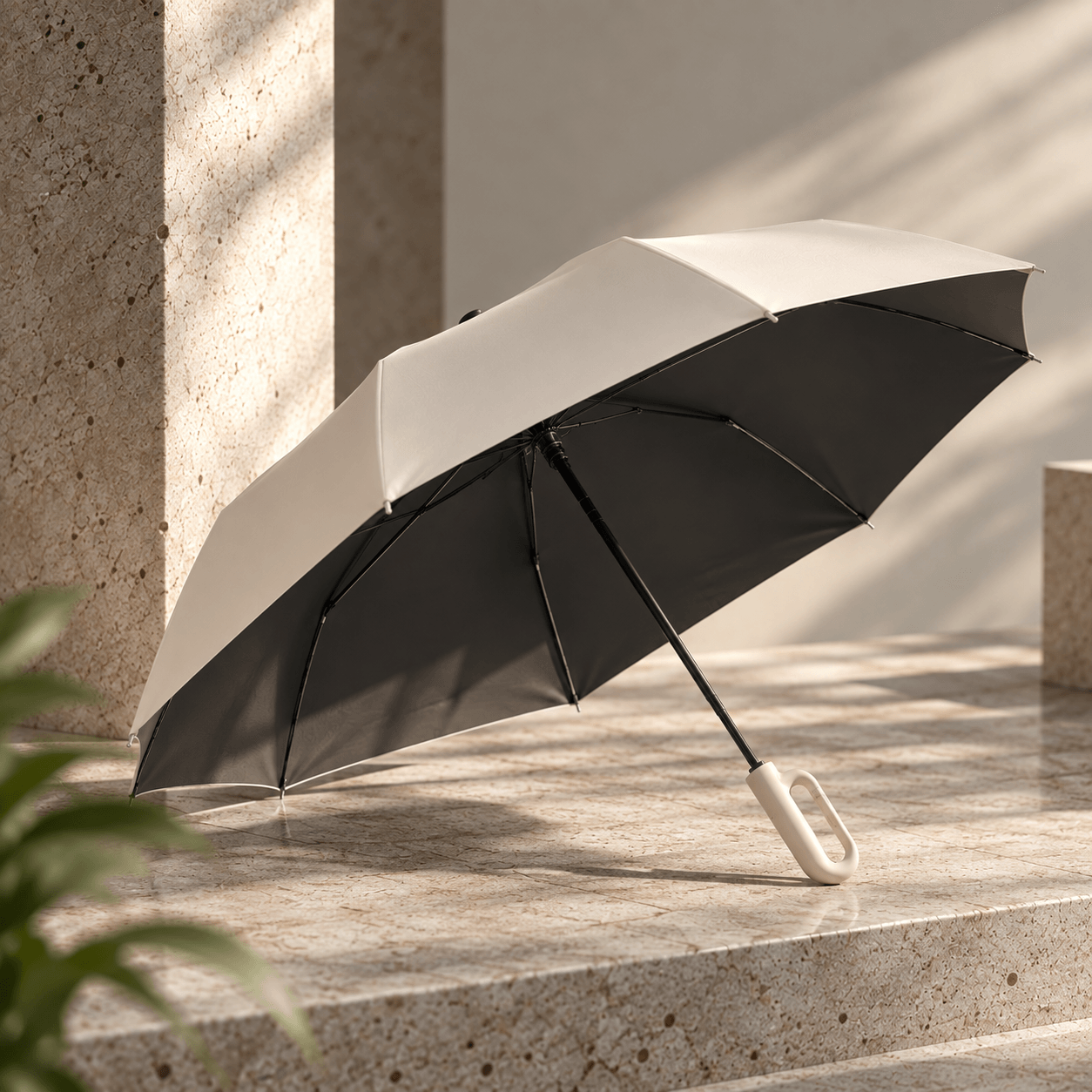 Grand parapluie offrant une large surface de protection contre la pluie
